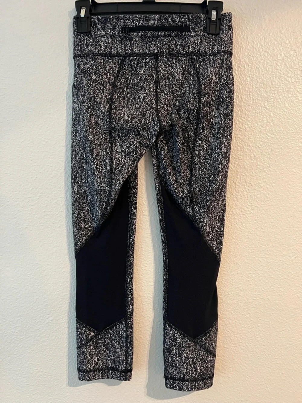 lululemon athletica Black & White Space-Dye Capri Leggings - Picture 2 of 8